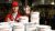 Castrol-Mitarbeiter präsentiert Industrie-Schmierstoffe