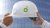 Hände halten Schutzhelm mit bp Logo