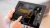 Tablet in Händen, Blick auf Web-Reportage Raffinerie